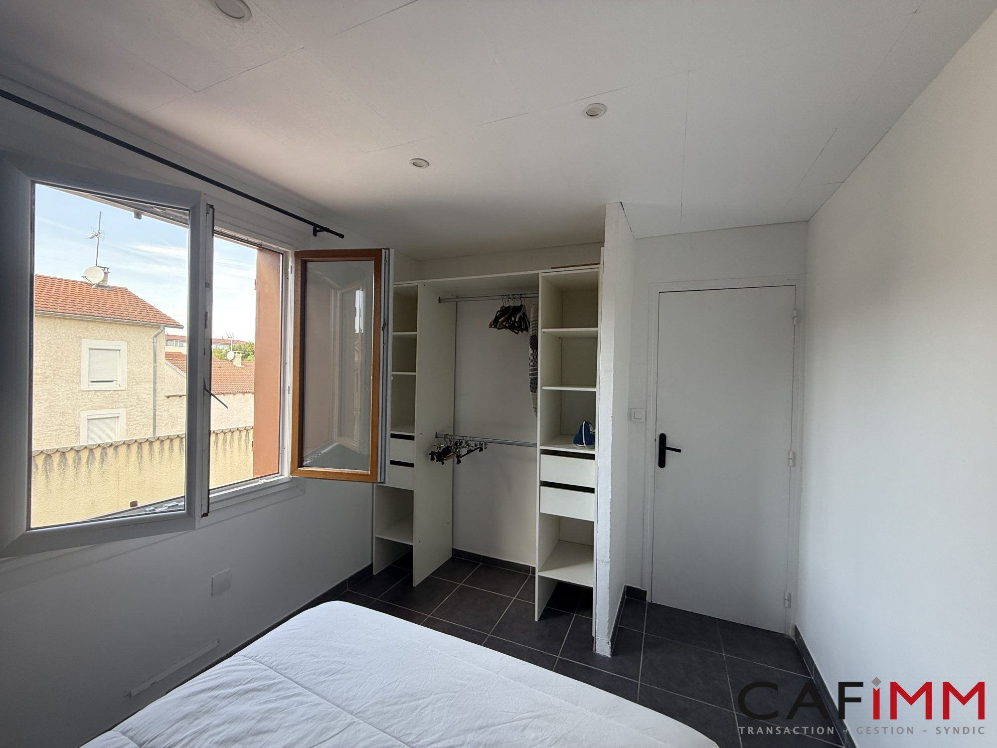 Flat Rue du 8 Mai 1945 in Saint-Laurent-de-Mure