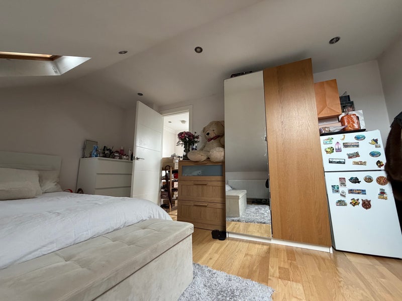 Room Warwick Gardens in Greater London