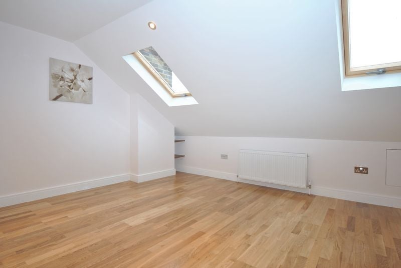 Room Warwick Gardens in Greater London