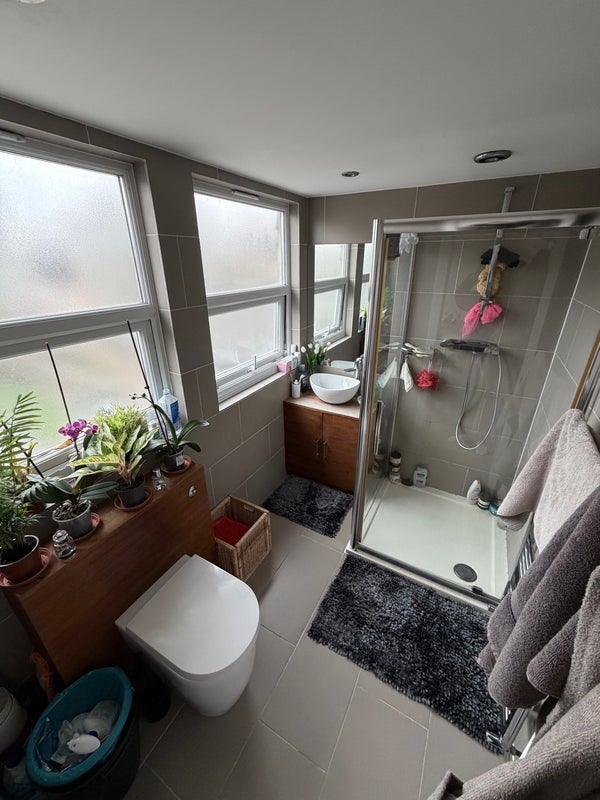 Room Warwick Gardens in Greater London