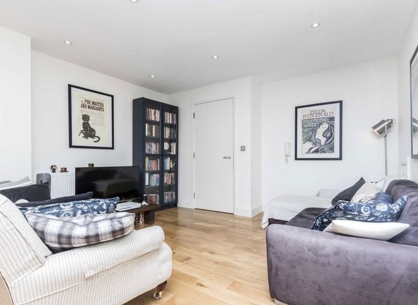 Flat Saint John's Hill in Greater London