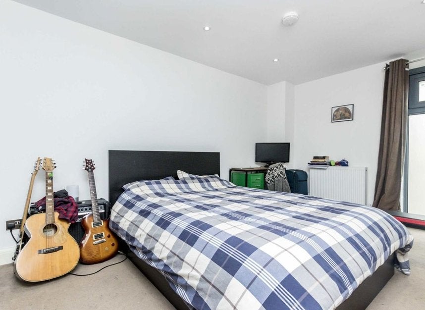 Flat Saint John's Hill in Greater London