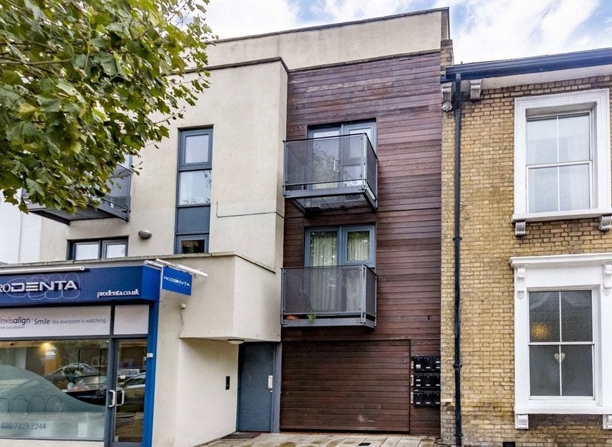 Flat Saint John's Hill in Greater London