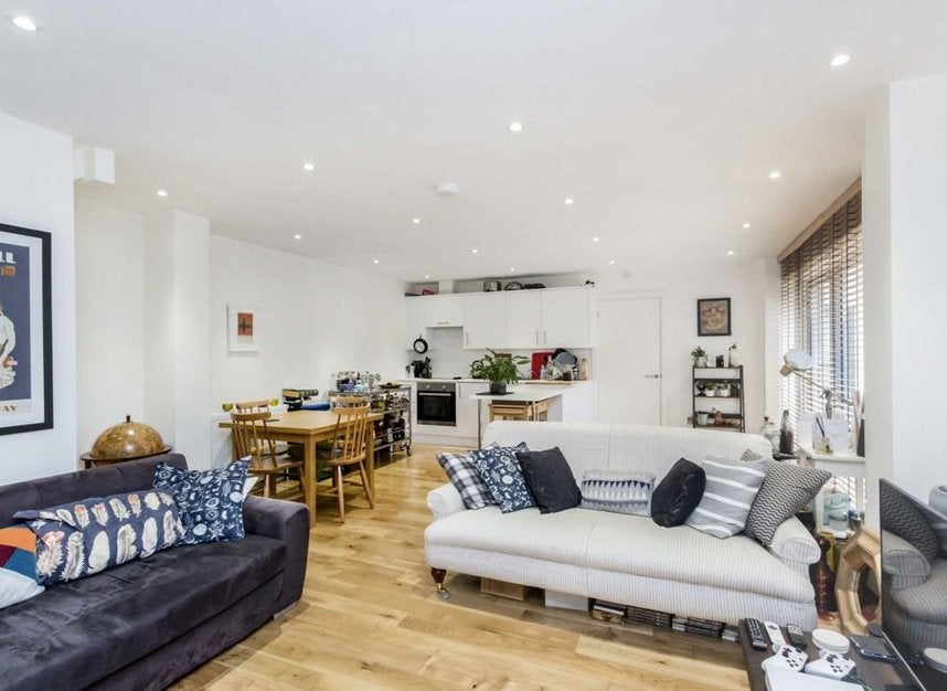 Flat Saint John's Hill in Greater London