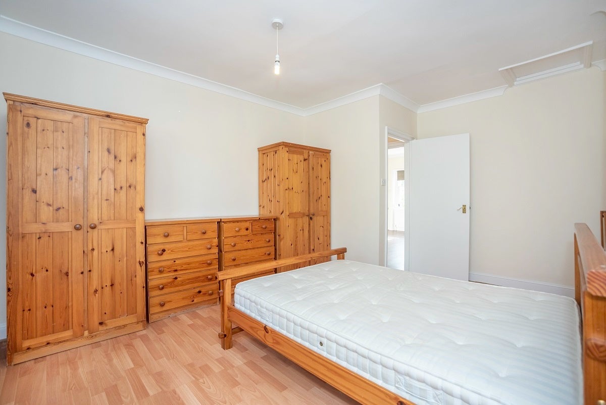Flat Lewisham Way in Greater London