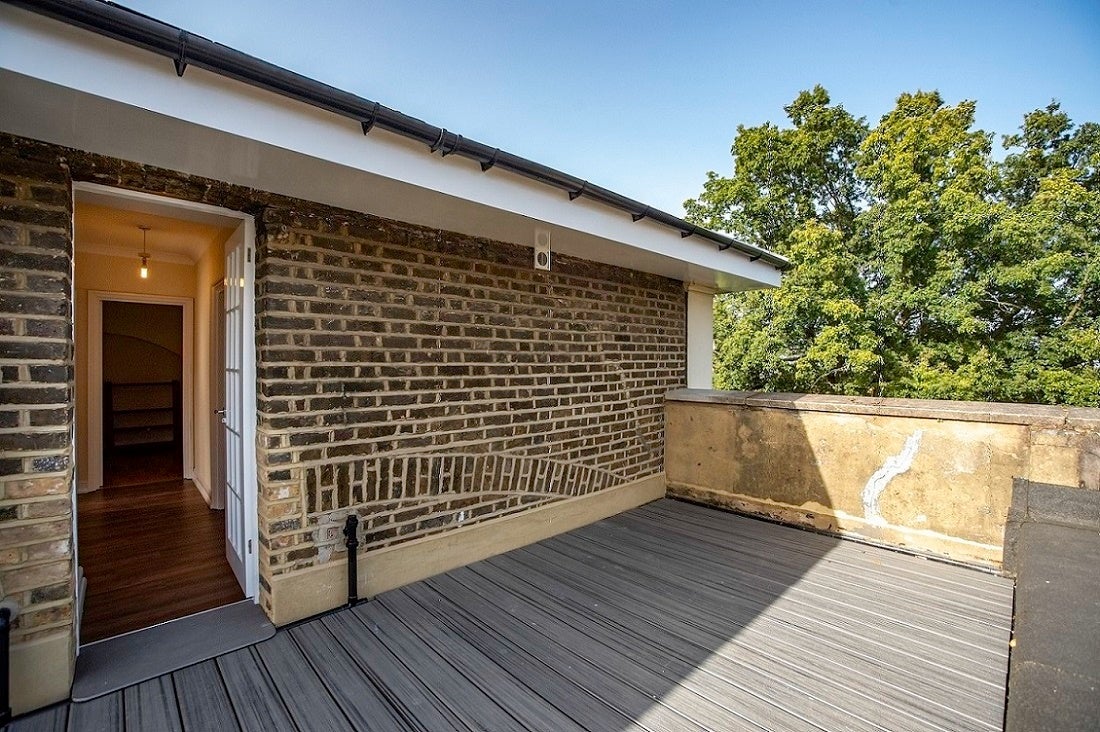 Flat Lewisham Way in Greater London