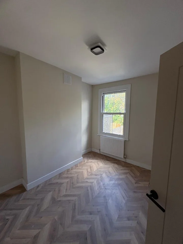 Flat Poplar Road in Greater London