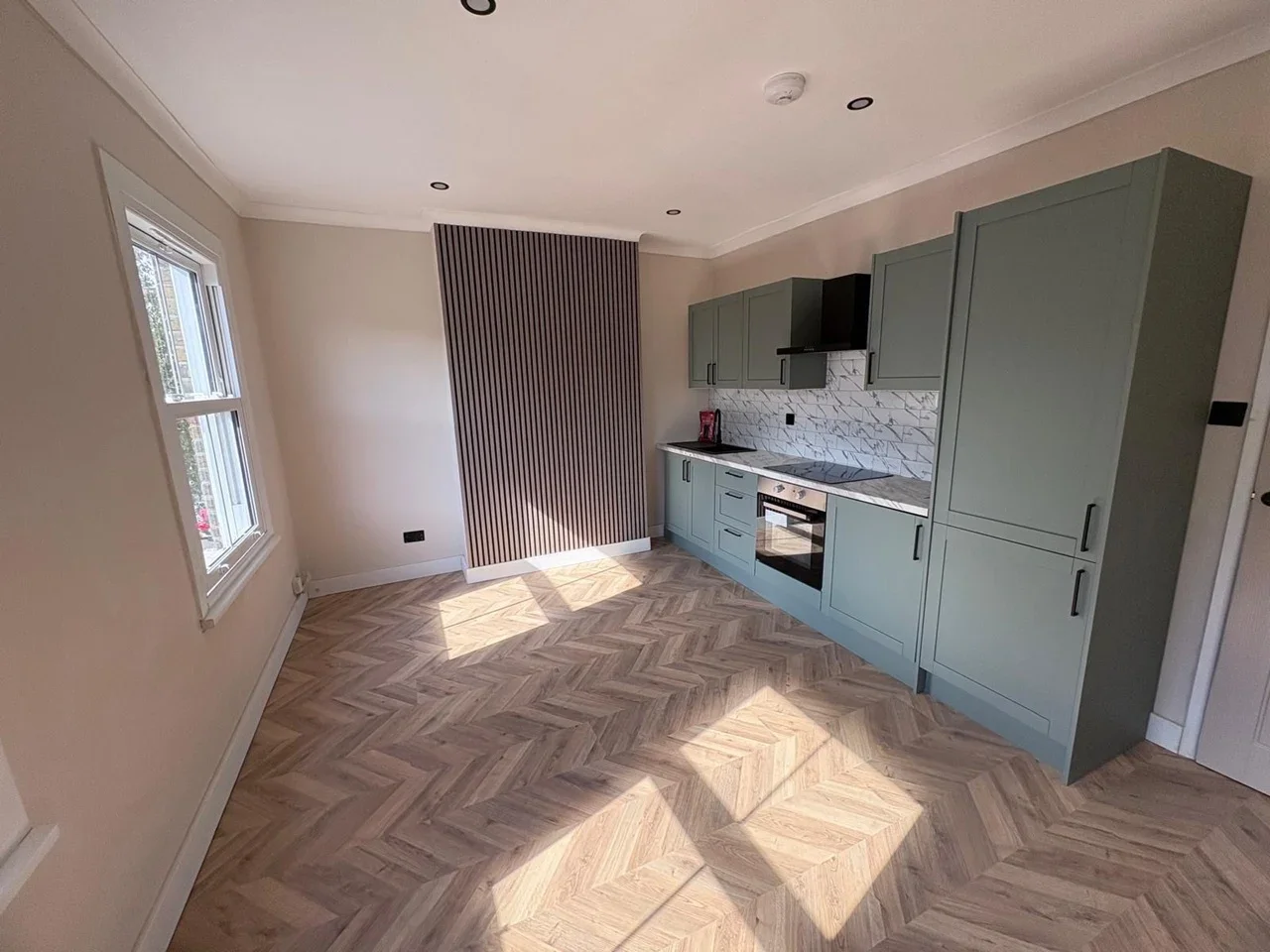 Flat Poplar Road in Greater London
