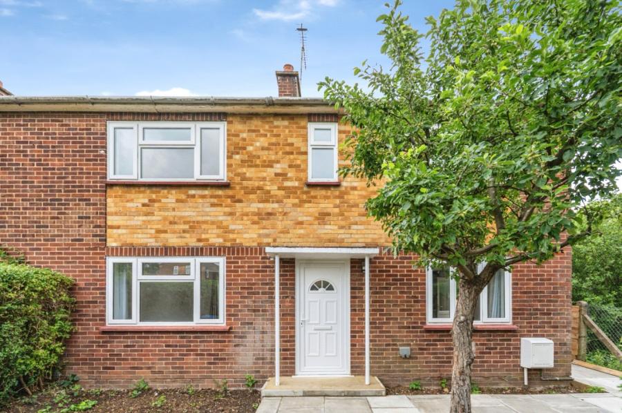 House Hilltop Close in Sunninghill and Ascot