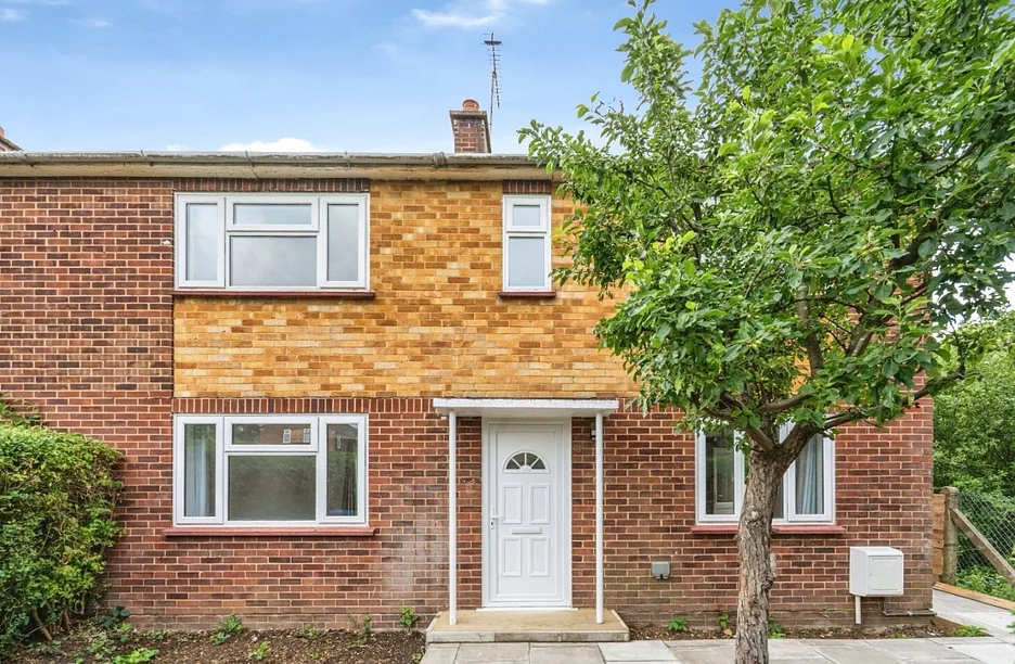 House Hilltop Close in Sunninghill and Ascot