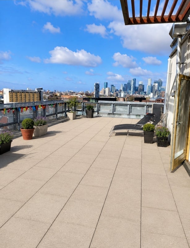 Flat West Parkside in Greater London