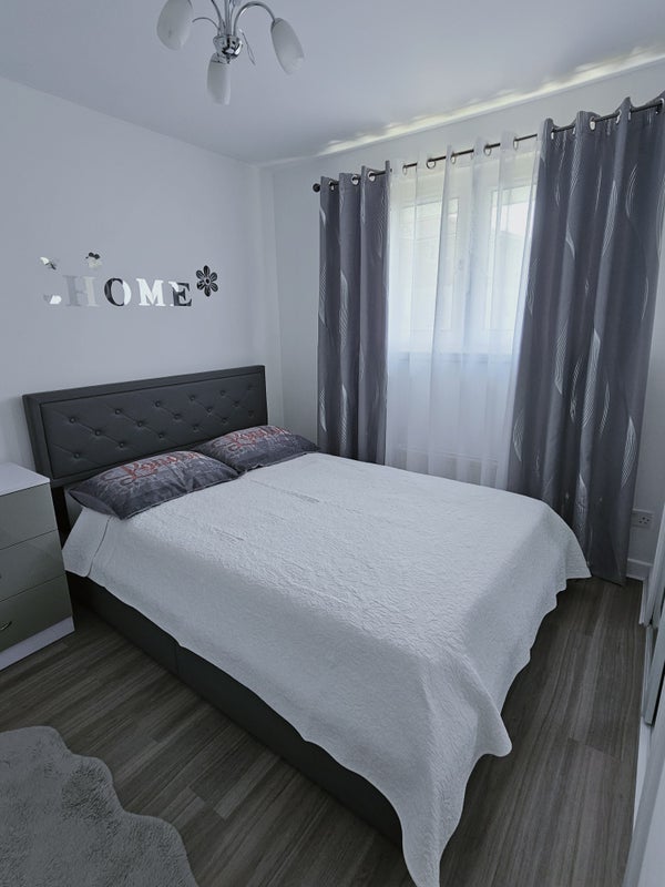 Flat Stenhouse Gardens in City of Edinburgh