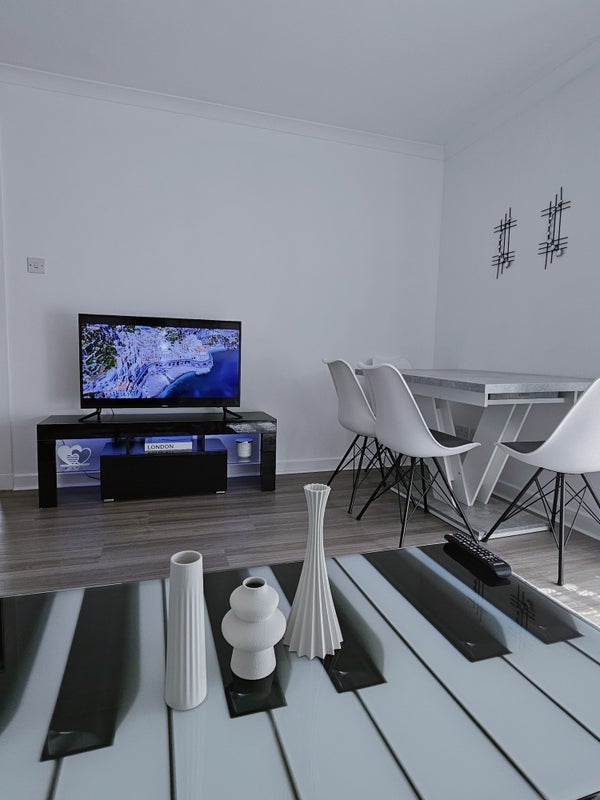 Flat Stenhouse Gardens in City of Edinburgh