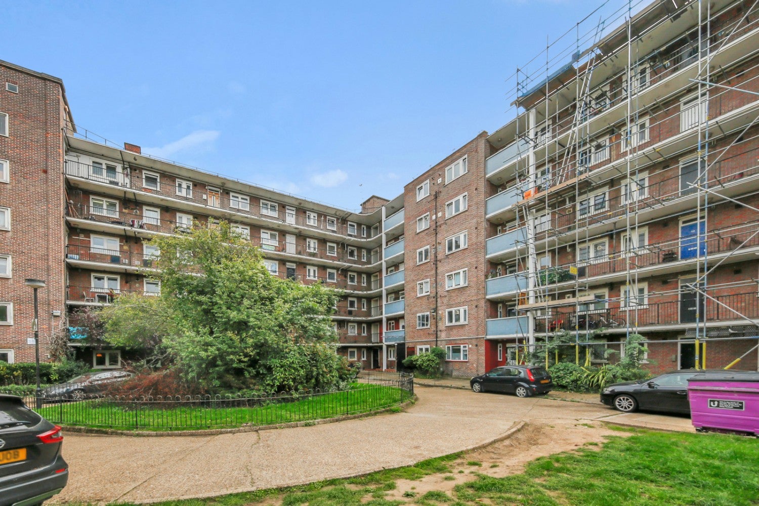 Flat Approach Road in Greater London