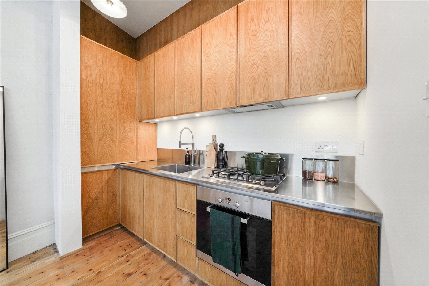 Flat Devonshire Road in Greater London