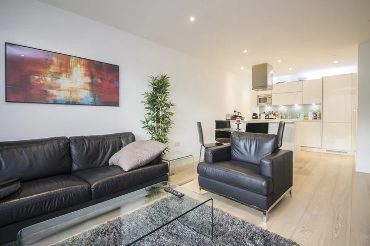 Flat Pomell Way in Greater London