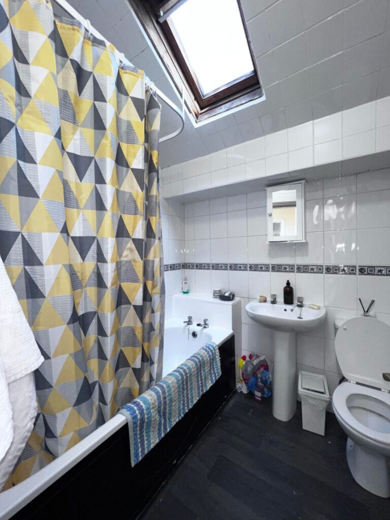 Flat Estcourt Avenue in Leeds