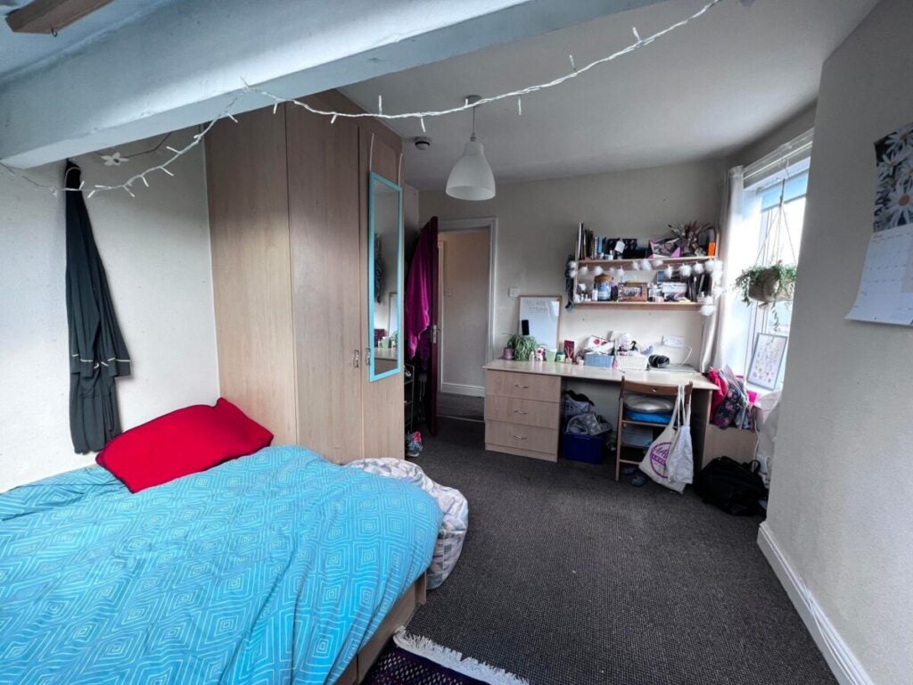 Flat Estcourt Avenue in Leeds