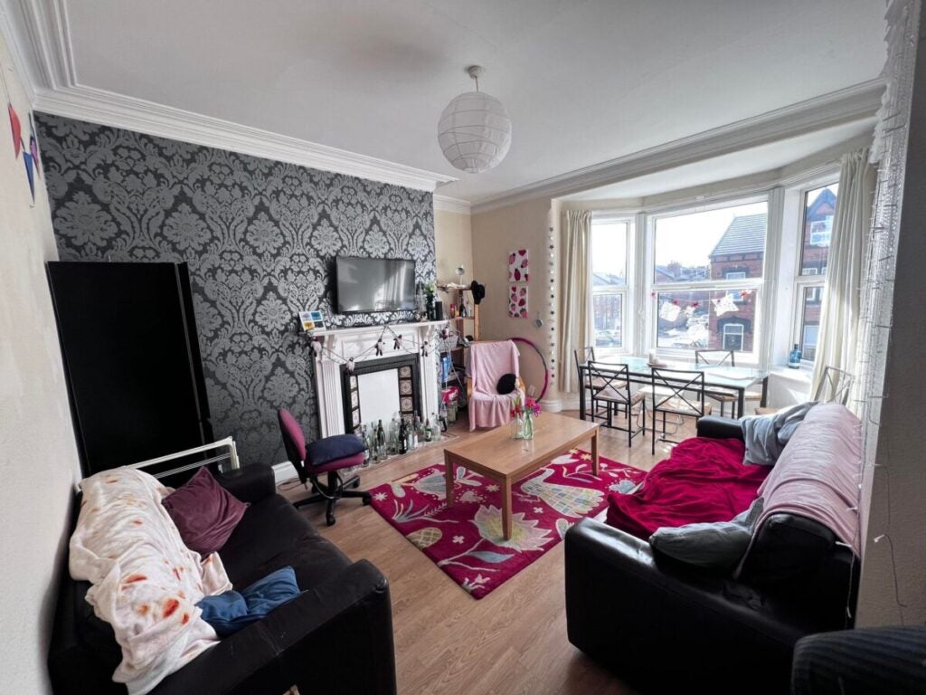 Flat Estcourt Avenue in Leeds