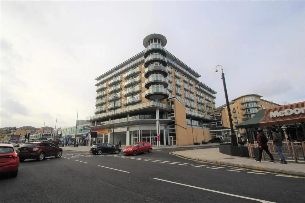 Flat Bedfont Lane in Greater London