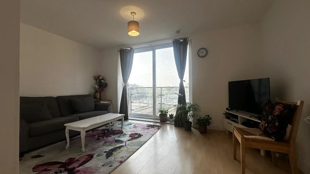 Flat Bedfont Lane in Greater London