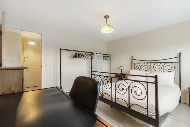 Flat Cottage Road in Greater London