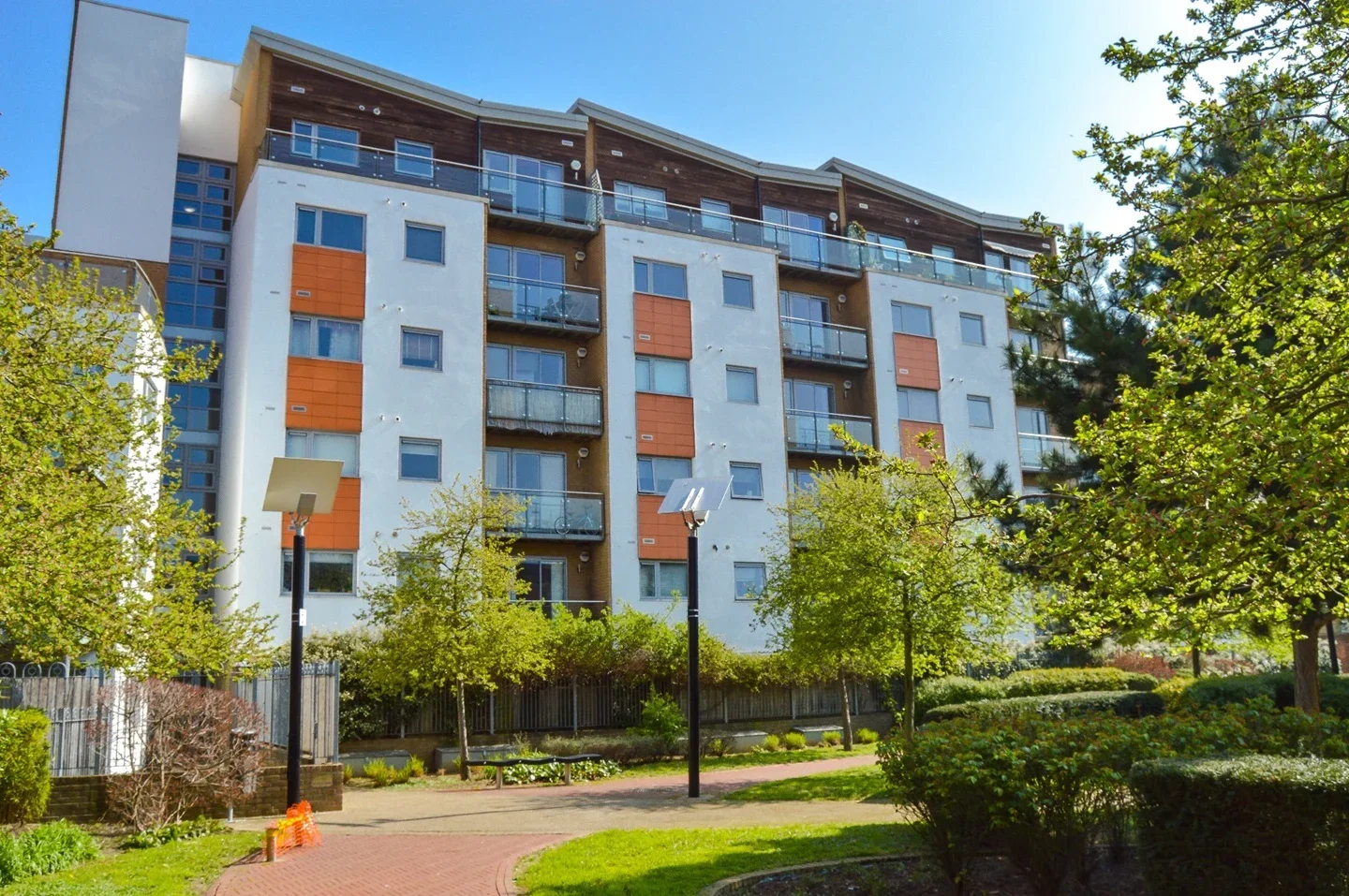 Flat Violet Road in Greater London