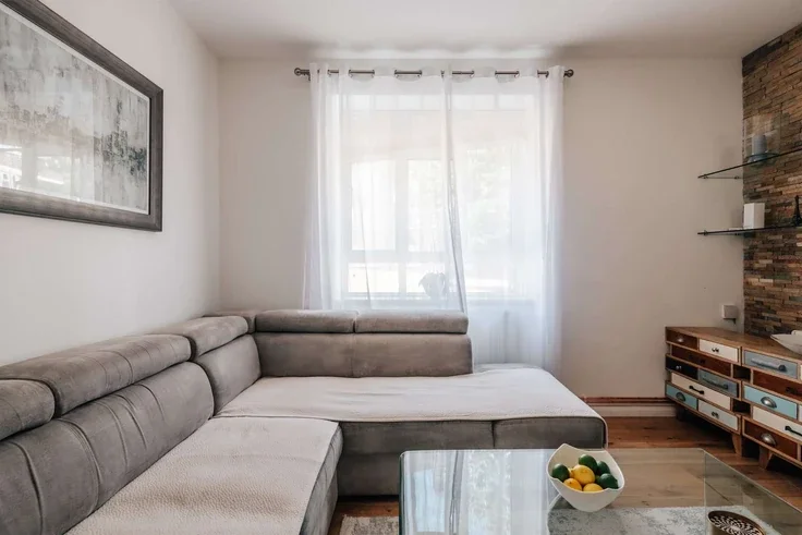 Flat Hudson Close in Greater London