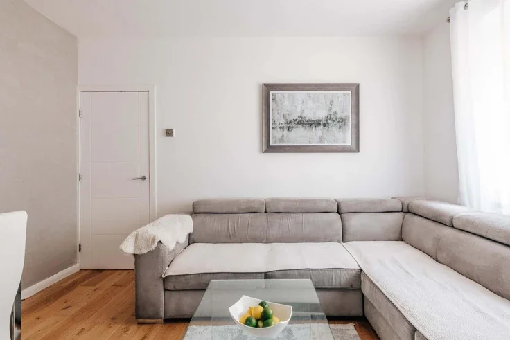 Flat Hudson Close in Greater London