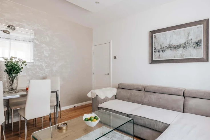 Flat Hudson Close in Greater London