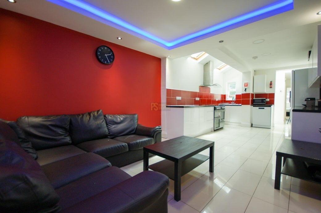 Room Dawlish Road in Birmingham
