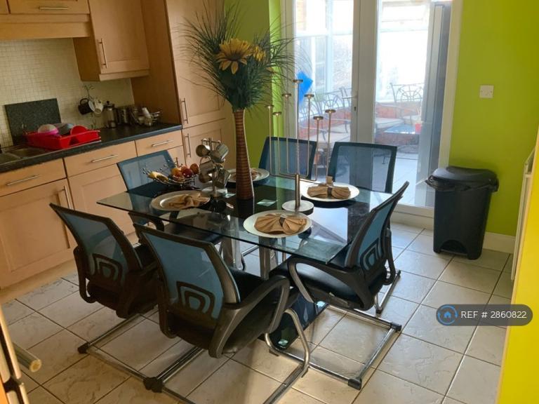 Room Melrose Avenue in Greater London