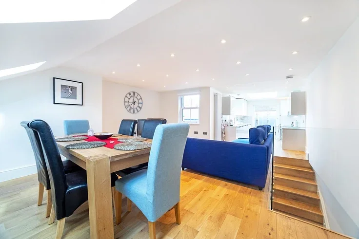 Flat Dawes Road in Greater London