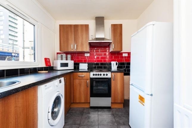 Room Cable Street in Greater London