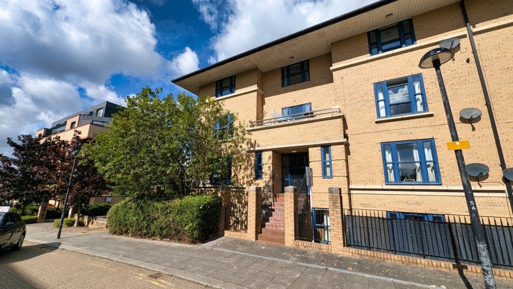 Flat Buckingham Square in Milton Keynes