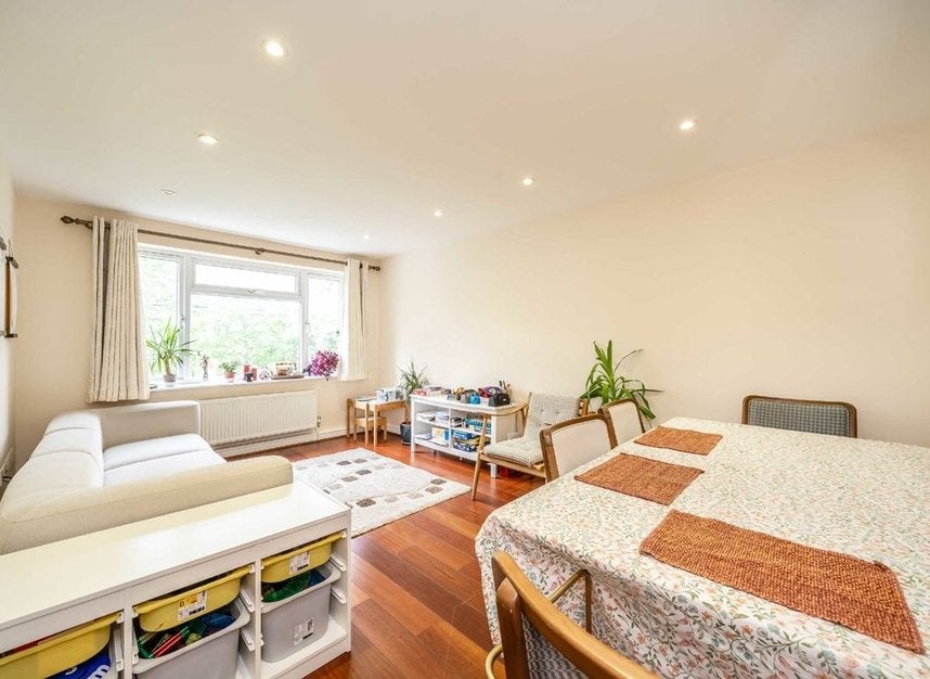Flat Devon Court in Greater London