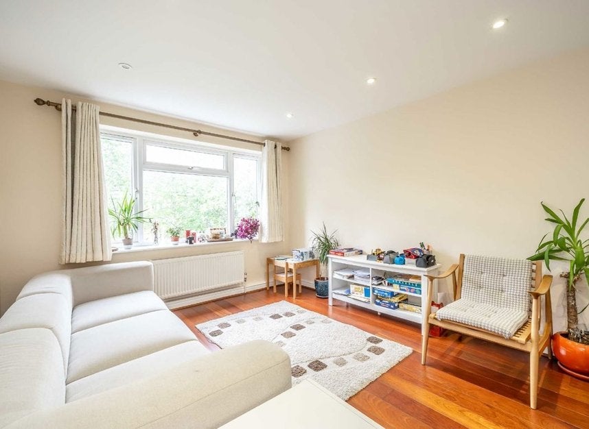 Flat Devon Court in Greater London