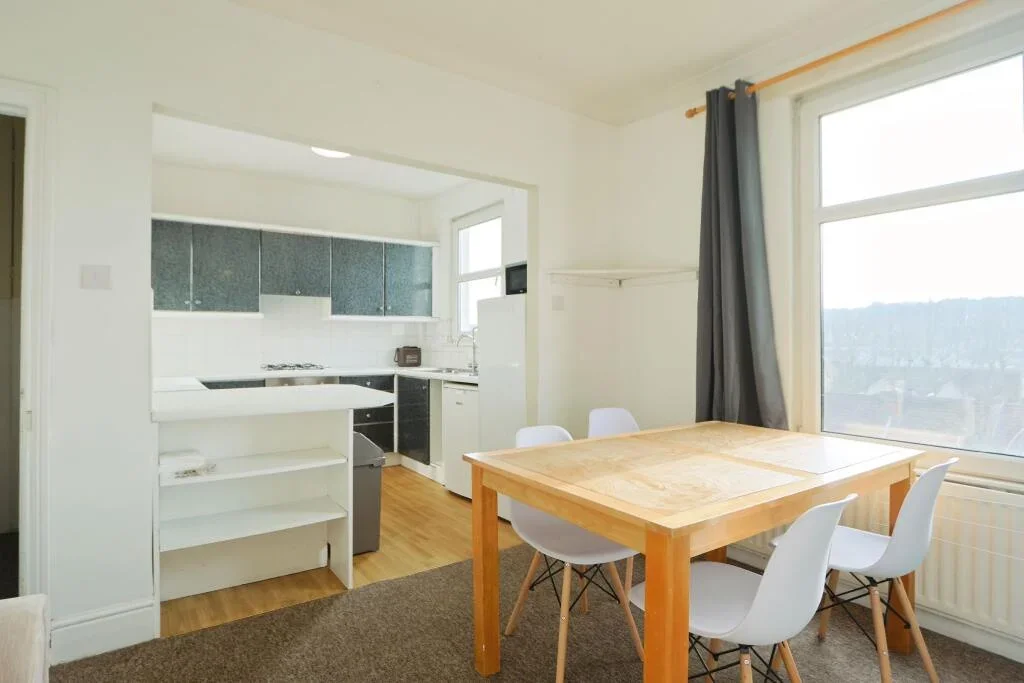 Room Cotswold Road in Bristol