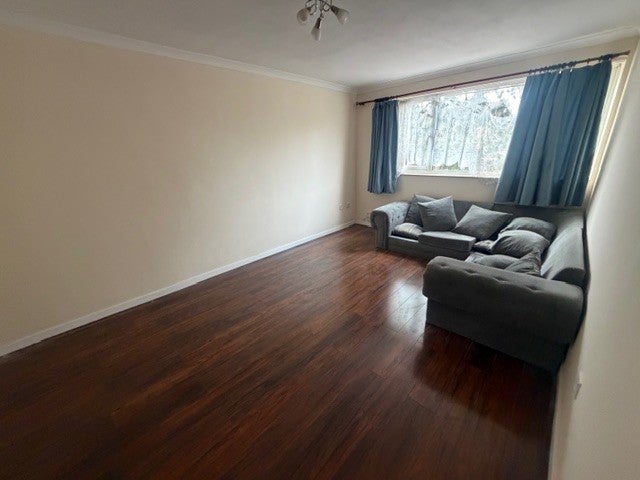 Flat Aldergrove Gardens in Greater London