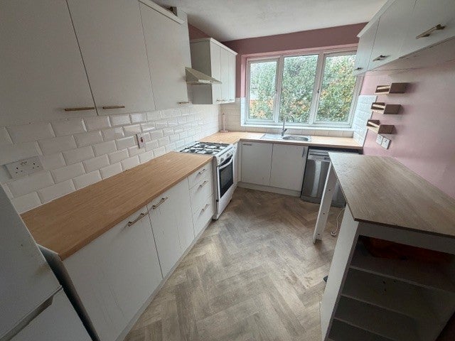 Flat Aldergrove Gardens in Greater London