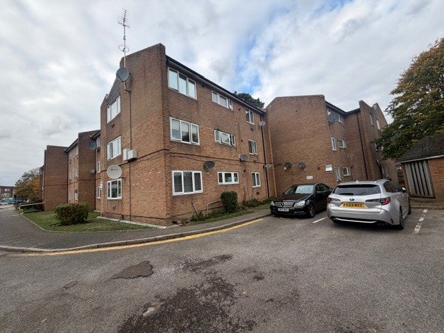 Flat Aldergrove Gardens in Greater London