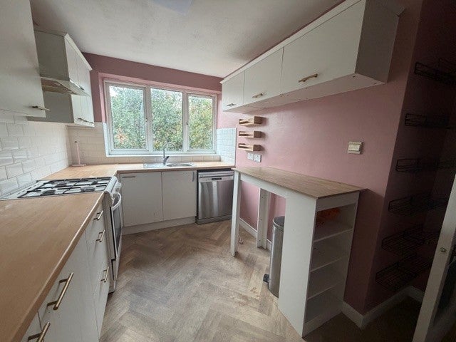 Flat Aldergrove Gardens in Greater London