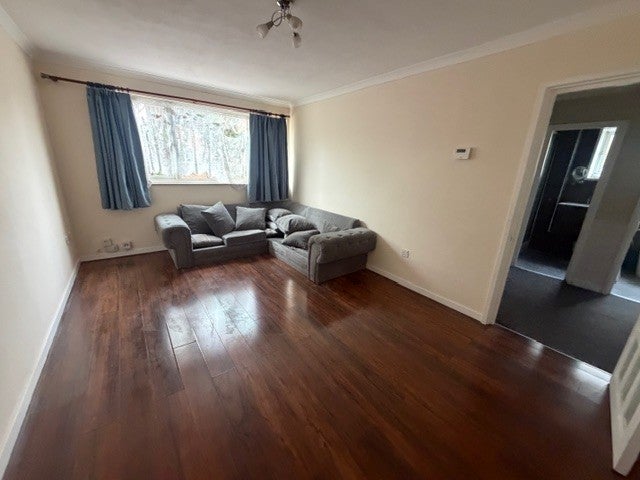 Flat Aldergrove Gardens in Greater London