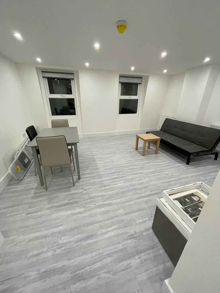 Flat Goldhawk Road in Greater London