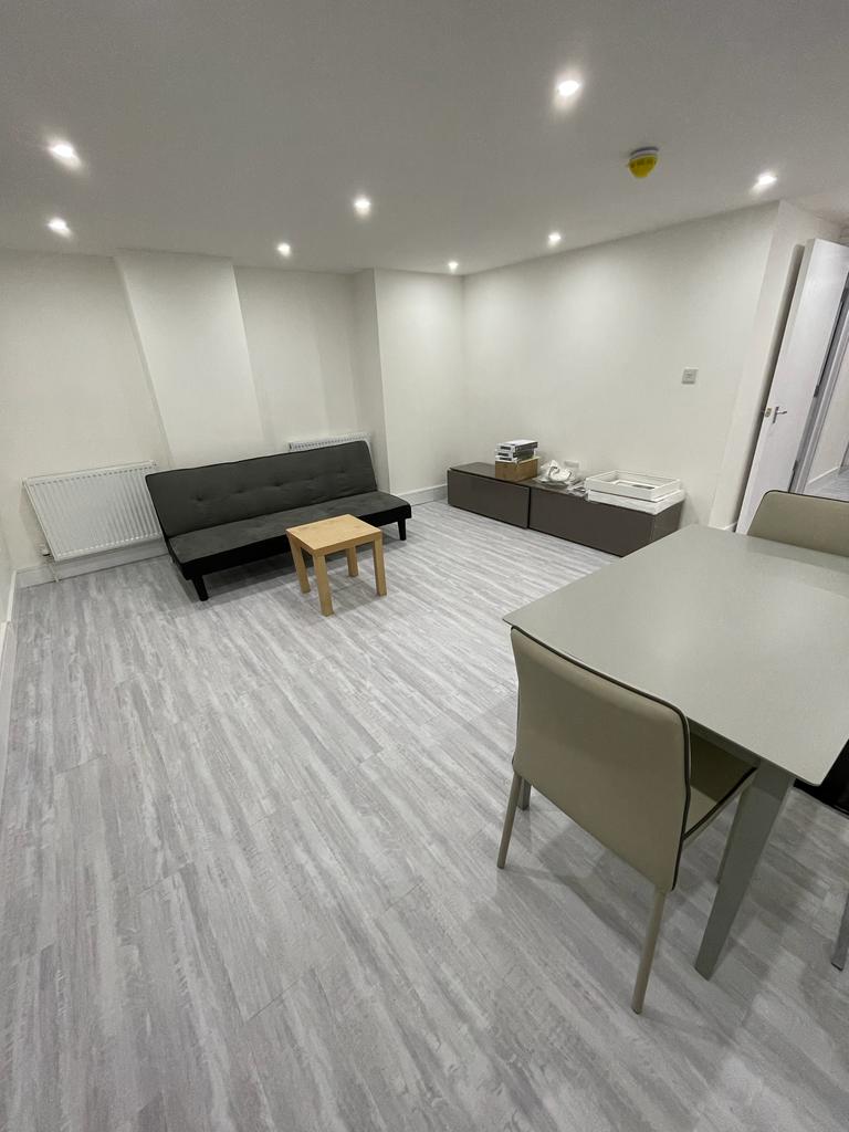 Flat Goldhawk Road in Greater London