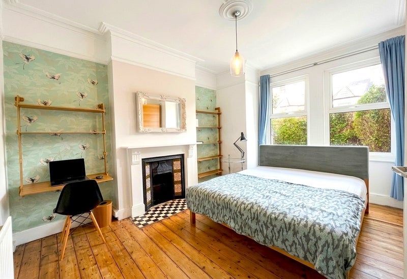 Flat Fallsbrook Road in Greater London
