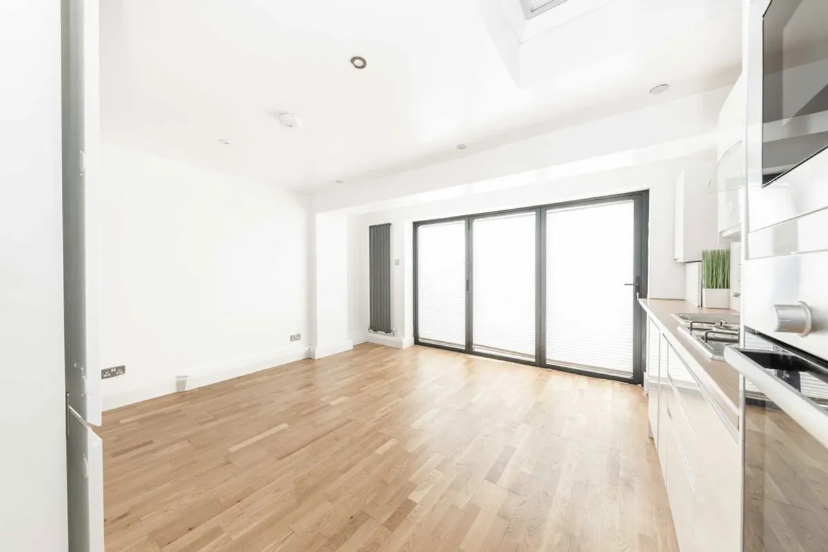 Flat Squarey Street in Greater London