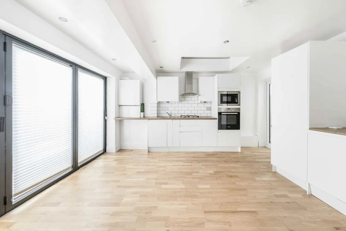 Flat Squarey Street in Greater London