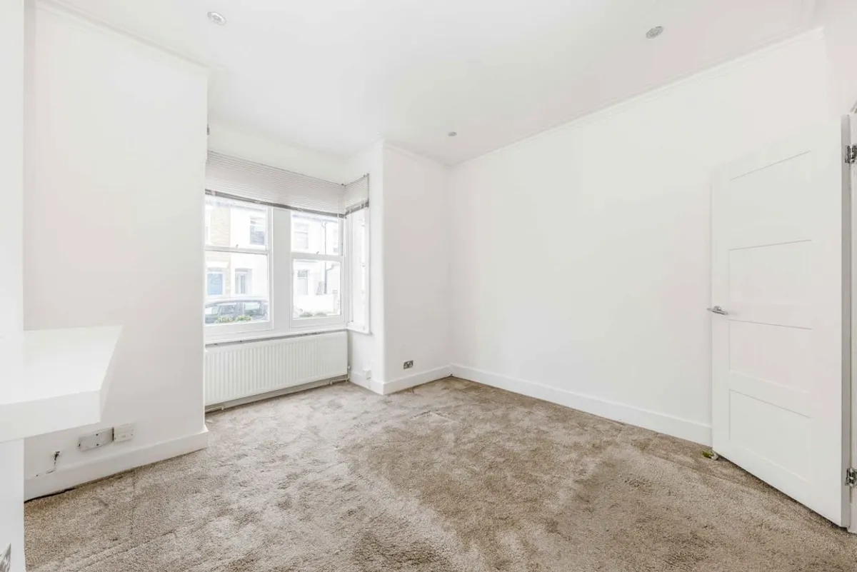 Flat Squarey Street in Greater London