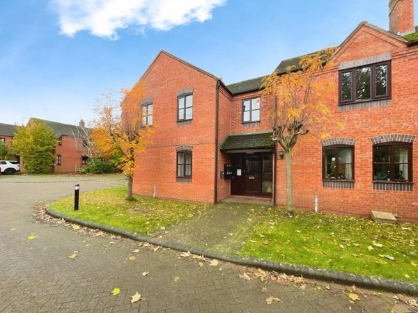 Flat Grange Road in Stratford-on-Avon